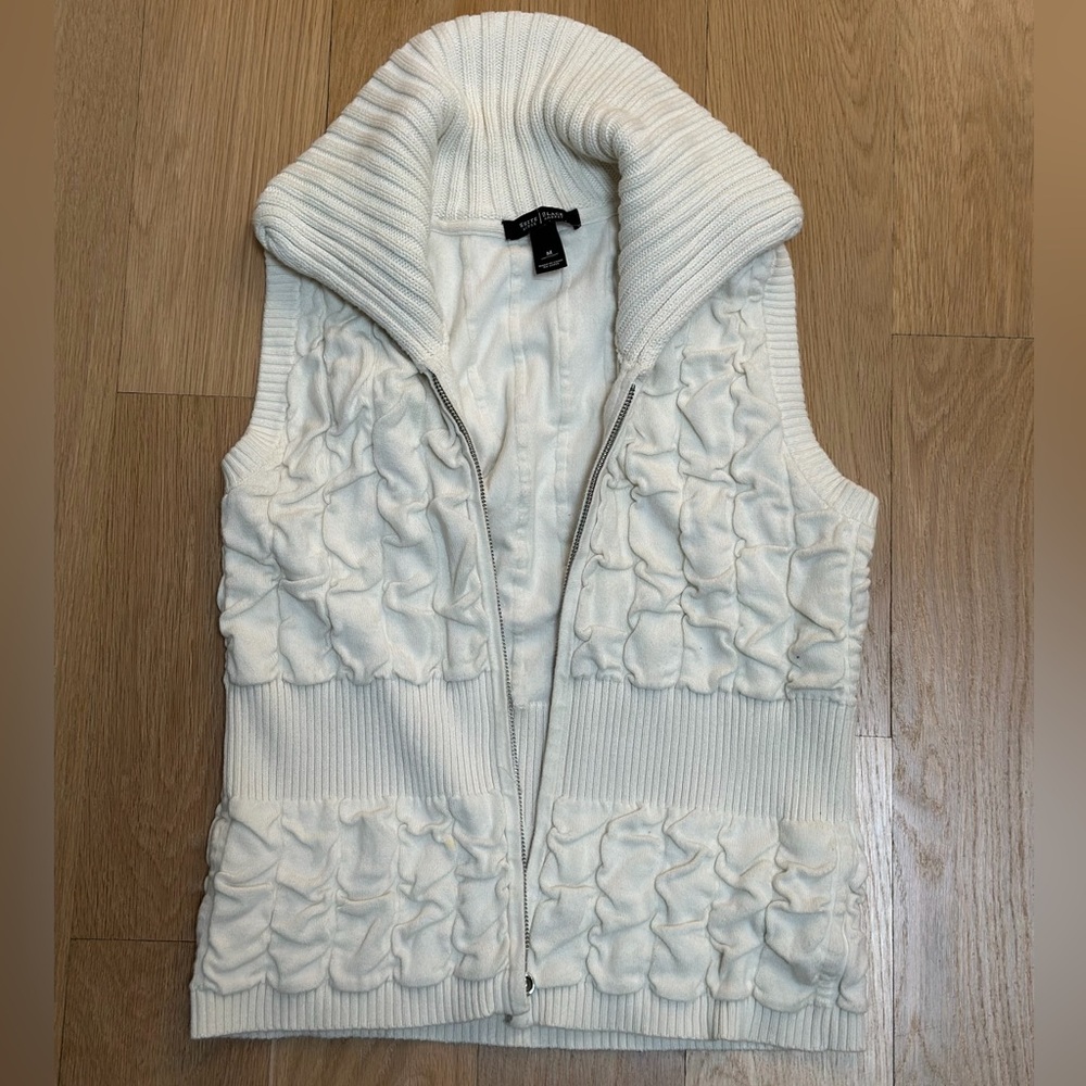 White House Black Market Women’s White Sleeveless Knit Vest Size Medium.